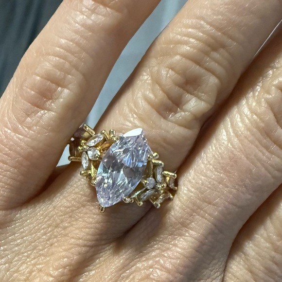Jewelry - Elegant Gold and Rhinestone Leaf Design Ring 7